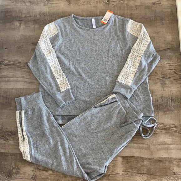 Pj/Lounge set with lace trim ,soft and comfortable - Picture 3 of 14